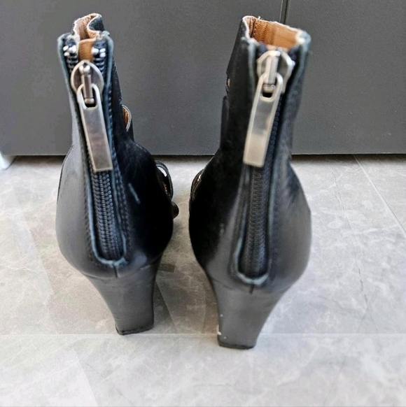 Size 7.5 Aldo Wedge Black Heels - Picture 2 of 4